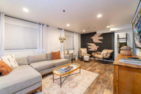 Stylish-Serene Midtown Getaway: Retreat for Two Reno